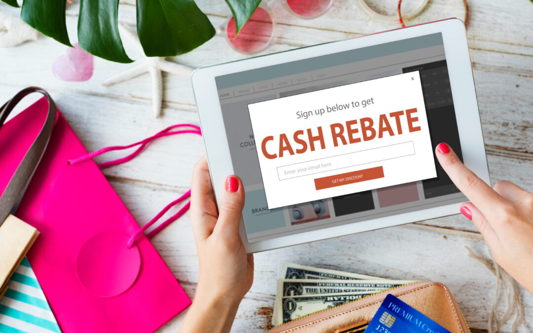 Tablette affichant une offre de cashback entourée d'articles de shopping et d'une carte bancaire.