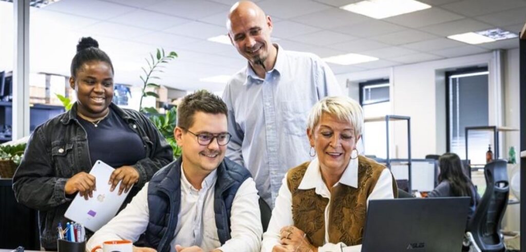 Équipe de collaborateurs souriants en réunion de travail