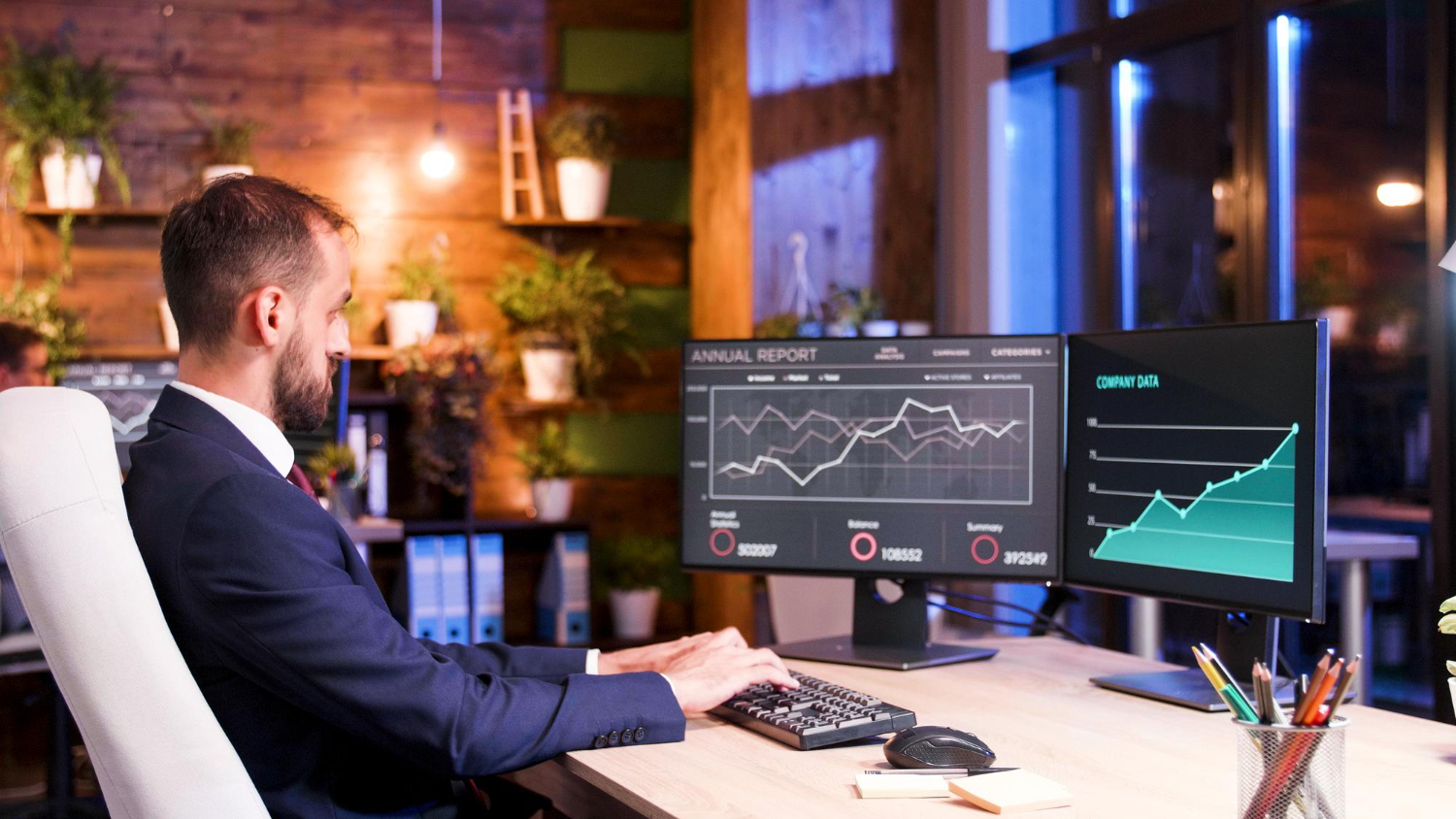 Expert analysant des graphiques de performance et des rapports financiers sur double écran
