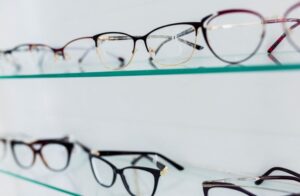 Montures de lunettes de vue sur étagères en verre